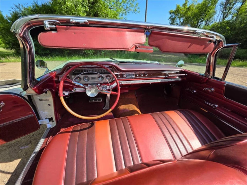1960 Pontiac Bonneville 1st Gen - Image 13 of 27