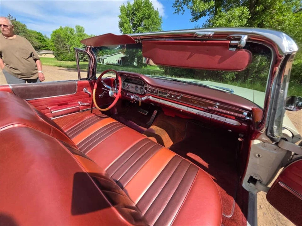1960 Pontiac Bonneville 1st Gen - Image 18 of 27