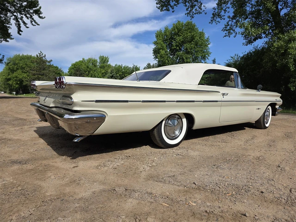 1960 Pontiac Bonneville 1st Gen - Image 14 of 31