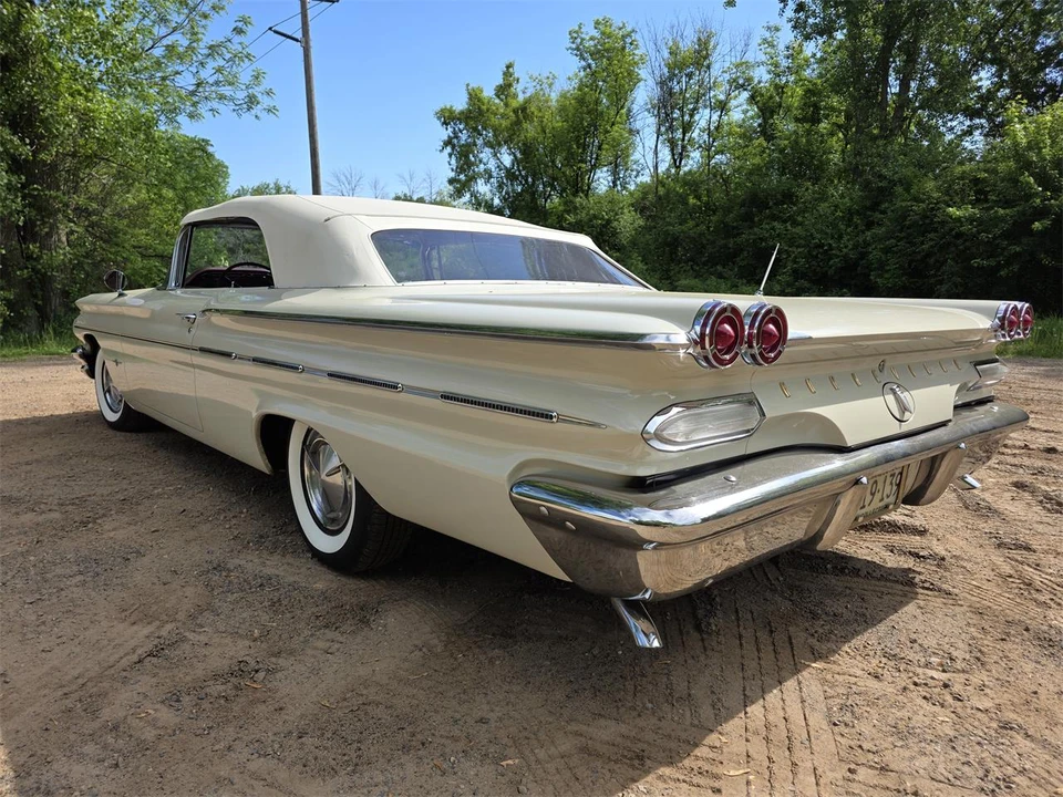 1960 Pontiac Bonneville 1st Gen - Image 16 of 31