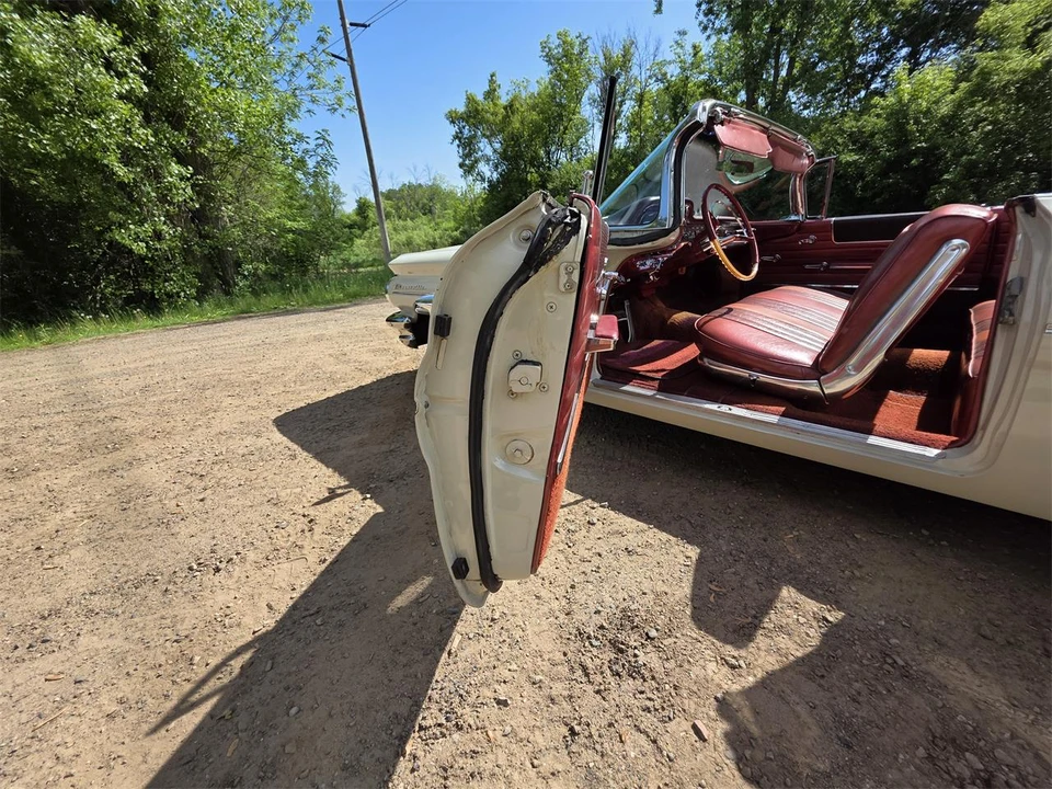 1960 Pontiac Bonneville 1st Gen - Image 27 of 31