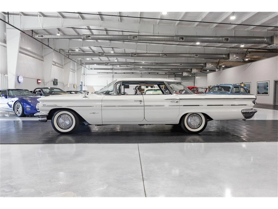 1960 Pontiac Bonneville 1st Gen - Image 2 of 31