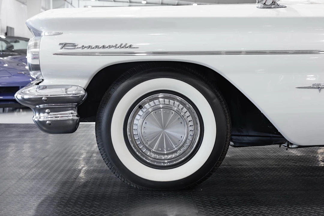 1960 Pontiac Bonneville 1st Gen - Image 18 of 31
