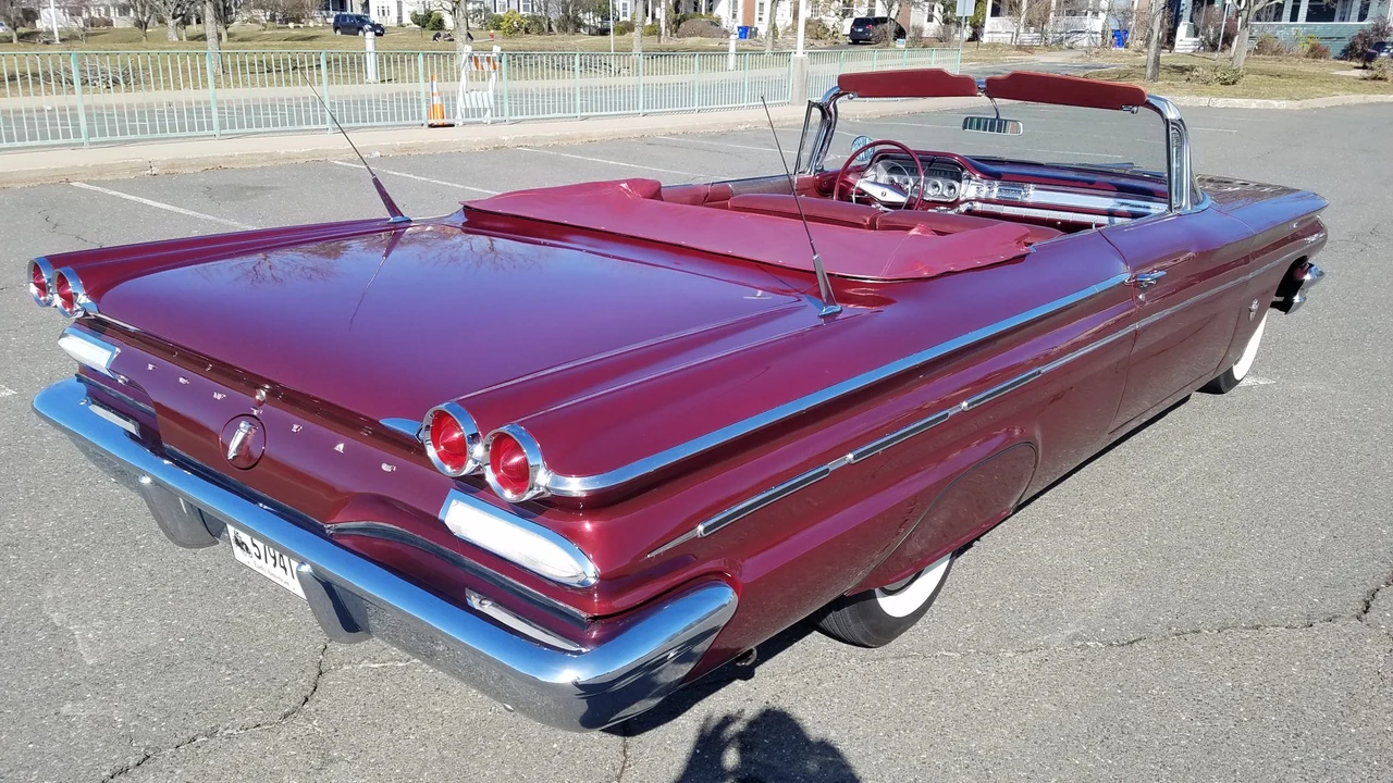 1960 Pontiac Parisienne - Image 10 of 31