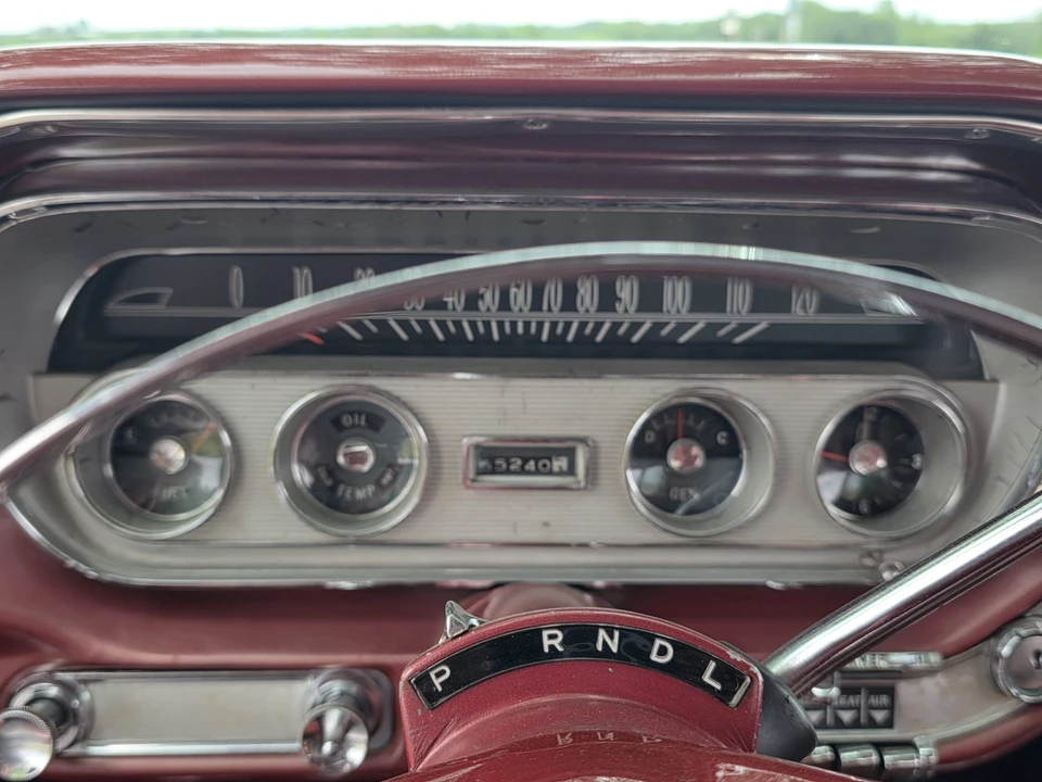1960 Pontiac Parisienne - Image 25 of 31