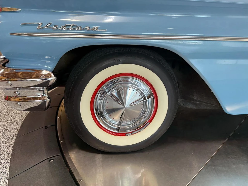 1960 Pontiac - Image 25 of 31