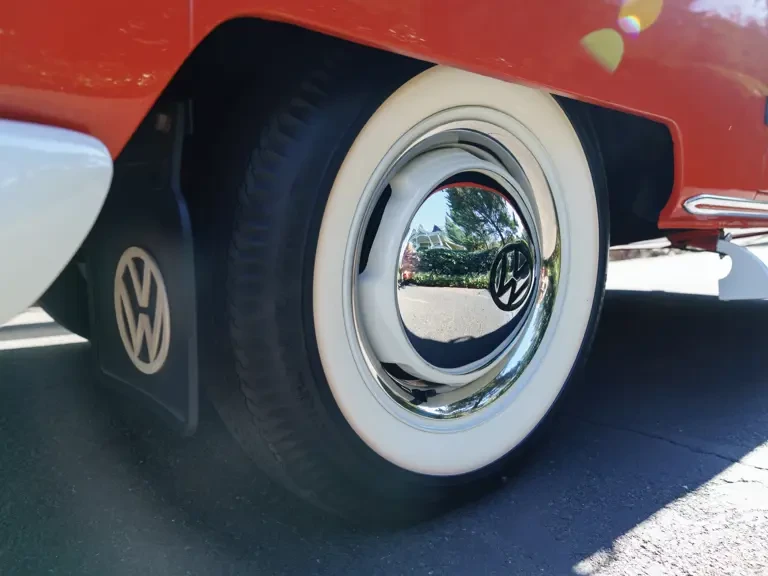 1960 Volkswagen Split-Window Bus - Image 24 of 31