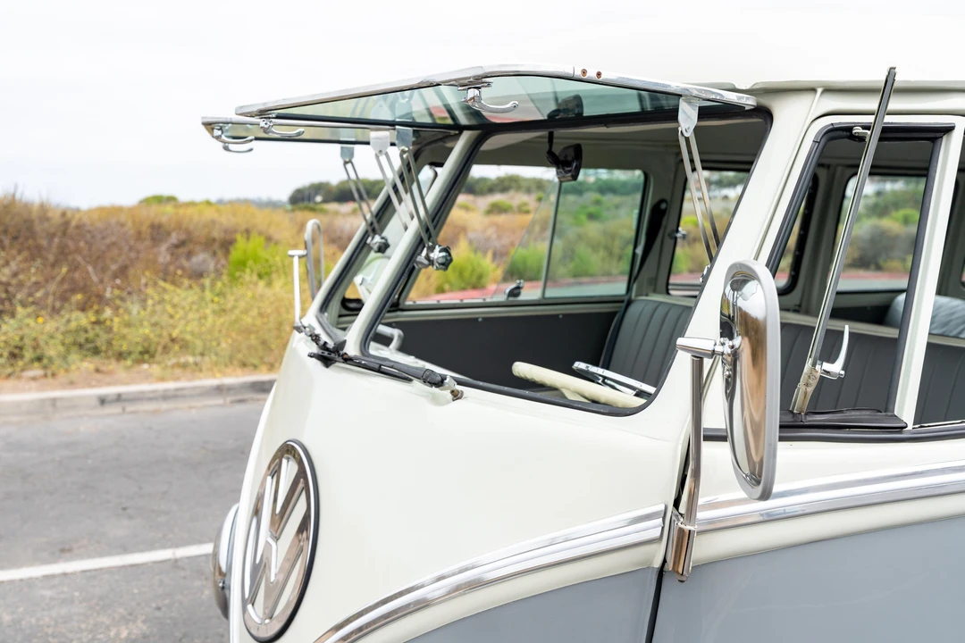1960 Volkswagen Split-Window Bus - Image 15 of 31