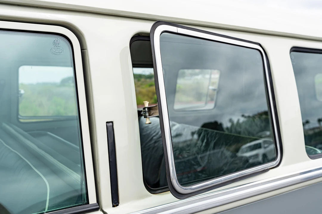 1960 Volkswagen Split-Window Bus - Image 18 of 31