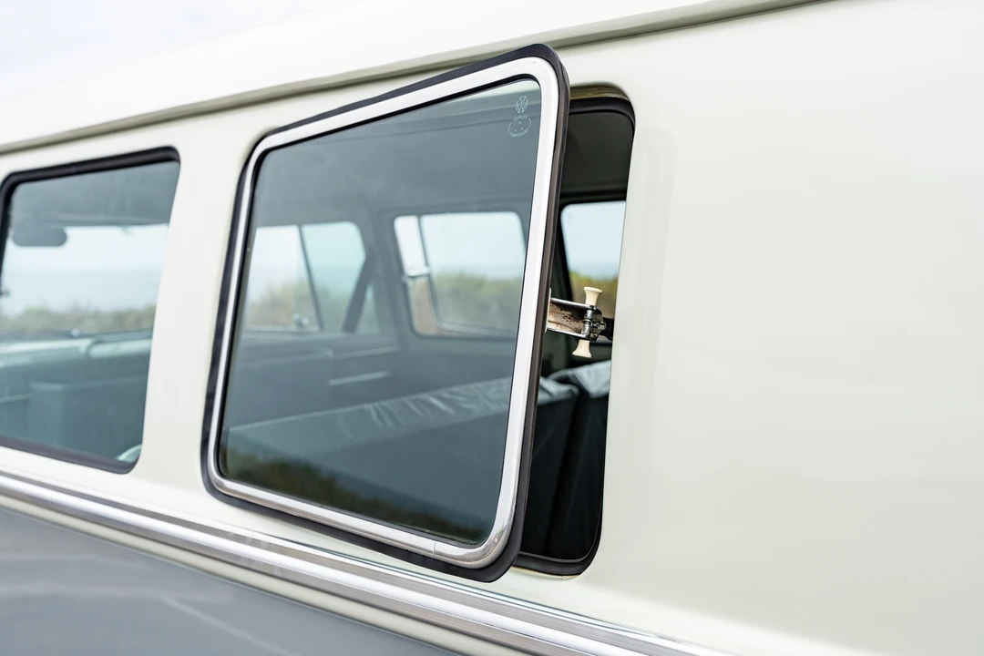 1960 Volkswagen Split-Window Bus - Image 19 of 31