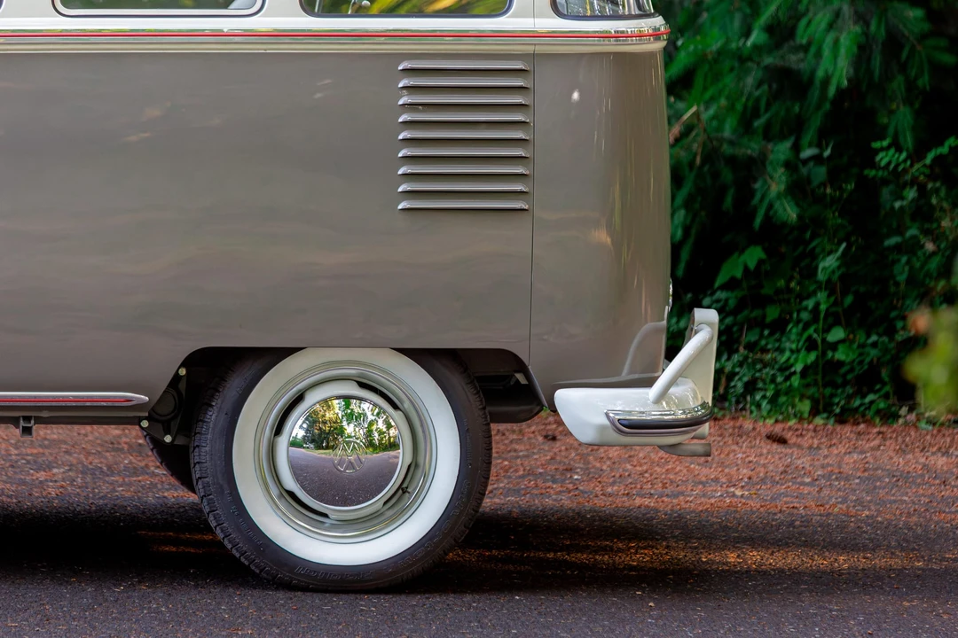 1960 Volkswagen Split-Window Bus - Image 25 of 31
