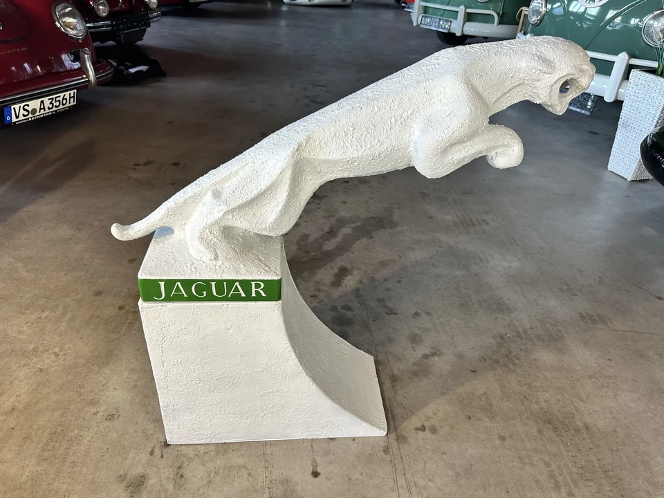 Jaguar - Image 4 of 10