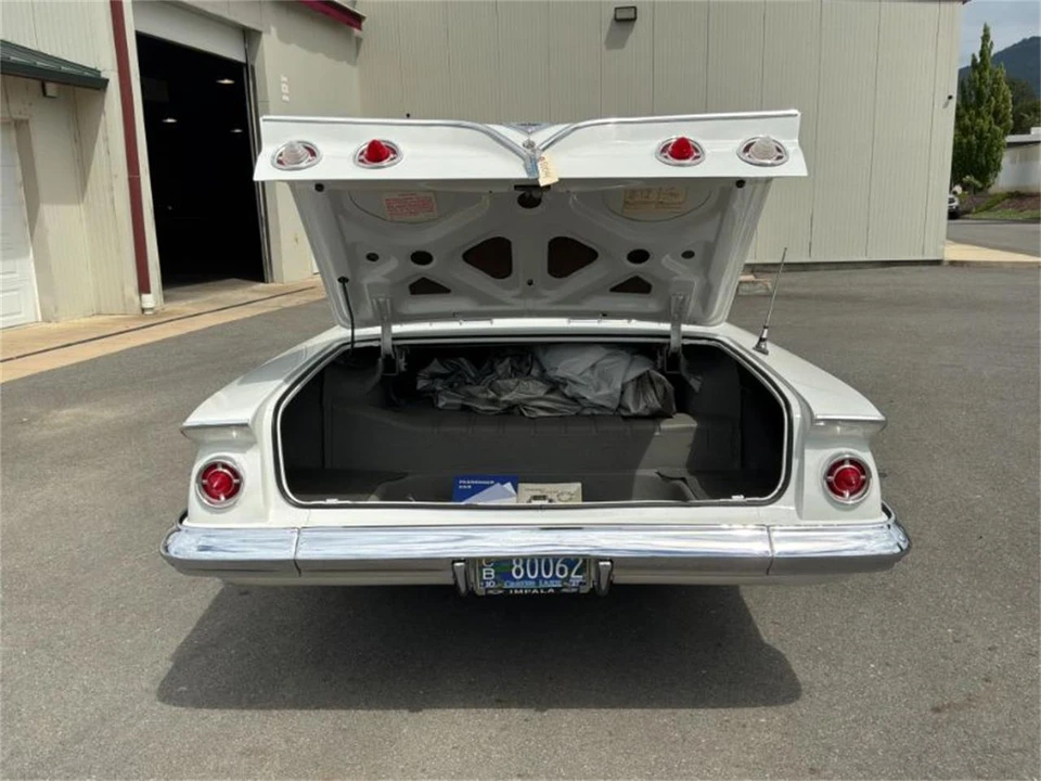 1961 Chevrolet Impala SS 3rd Gen - Image 15 of 30