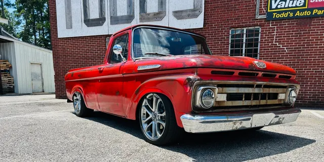 1961 Ford F-100 Unibody Custom Cab
