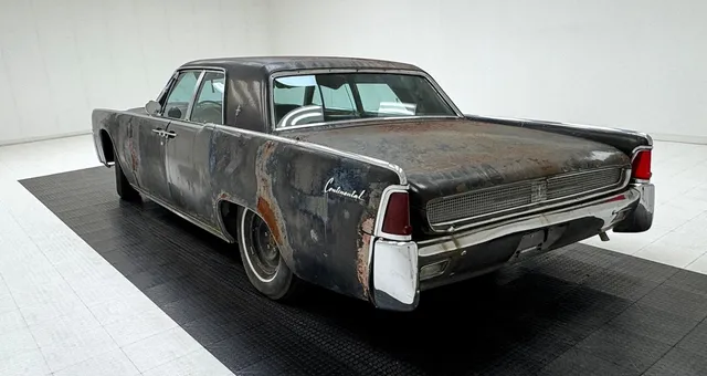 1961 Lincoln Continental 4 Door Sedan