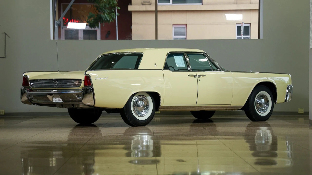1961 Lincoln Continental 4th Gen - Image 4 of 31