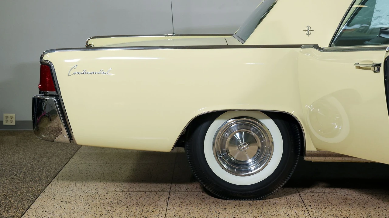 1961 Lincoln Continental 4th Gen - Image 24 of 31