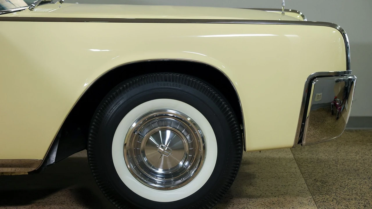 1961 Lincoln Continental 4th Gen - Image 18 of 31