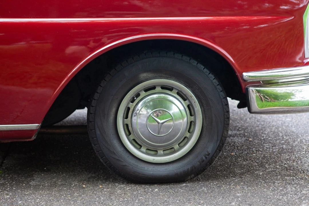 1961 Mercedes-Benz W111 Sedan - Image 18 of 30