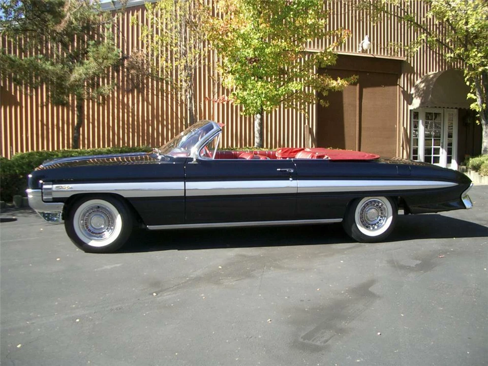1961 Oldsmobile Starfire - Image 8 of 8