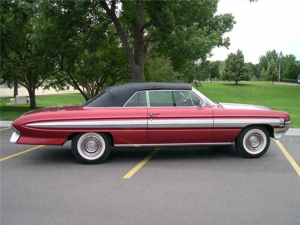1961 Oldsmobile Starfire - Image 5 of 5