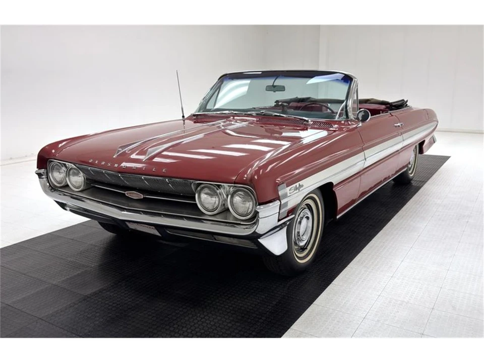 1961 Oldsmobile Starfire - Image 2 of 31