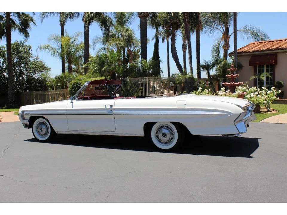 1961 Oldsmobile Starfire - Image 9 of 31