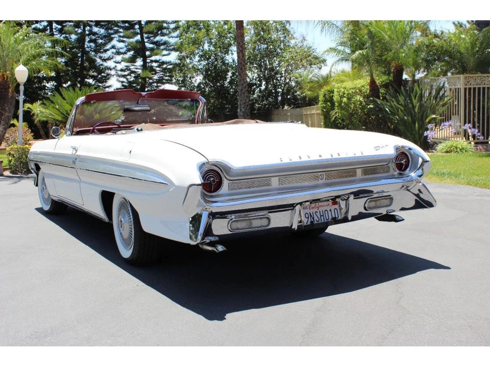 1961 Oldsmobile Starfire - Image 12 of 31