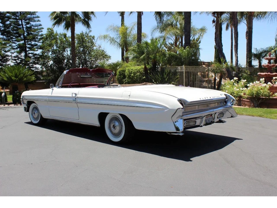 1961 Oldsmobile Starfire - Image 11 of 31