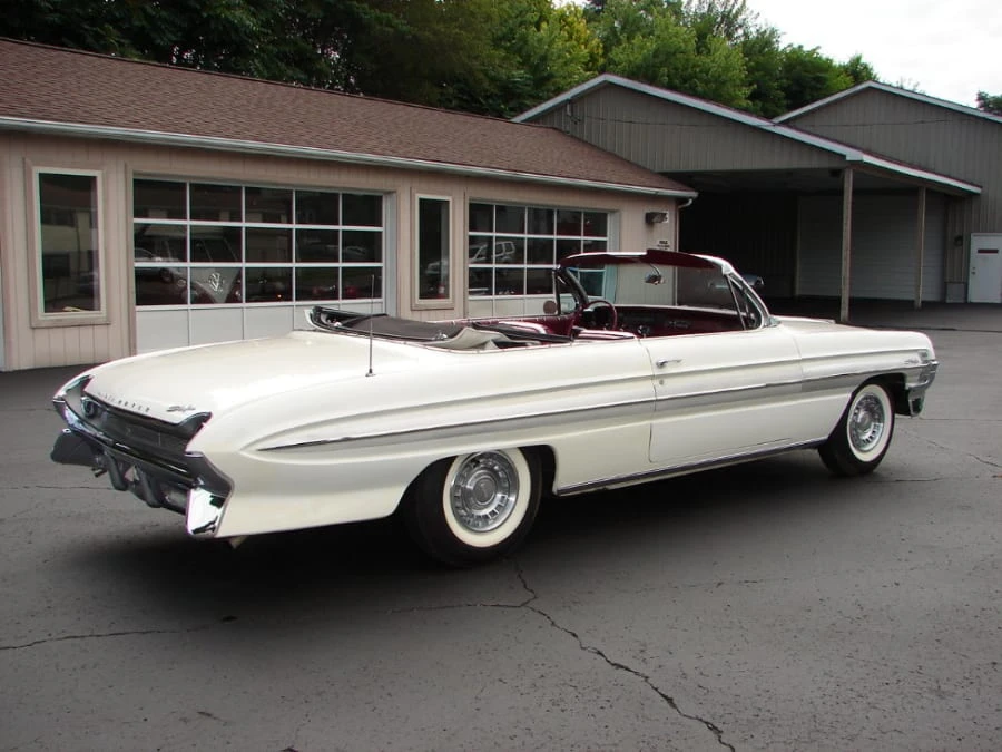 1961 Oldsmobile Starfire - Image 2 of 8