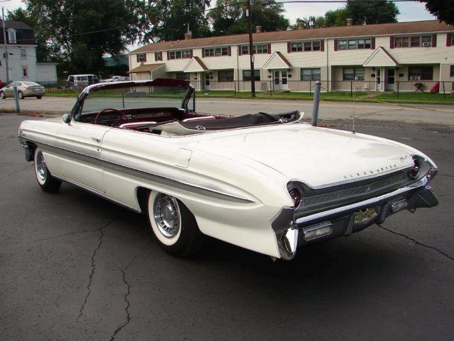 1961 Oldsmobile Starfire - Image 3 of 8