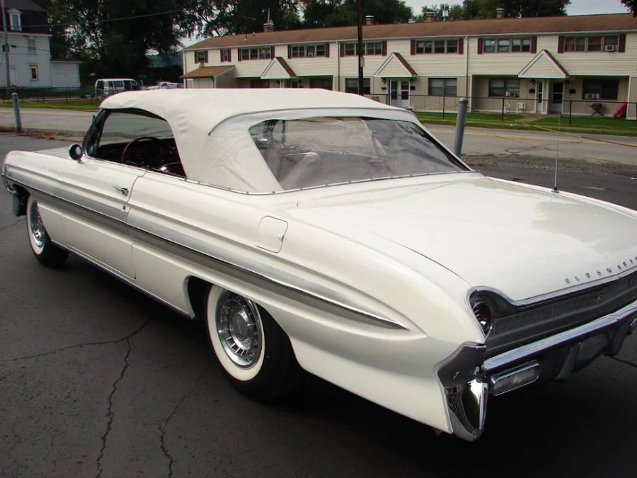 1961 Oldsmobile Starfire - Image 6 of 8