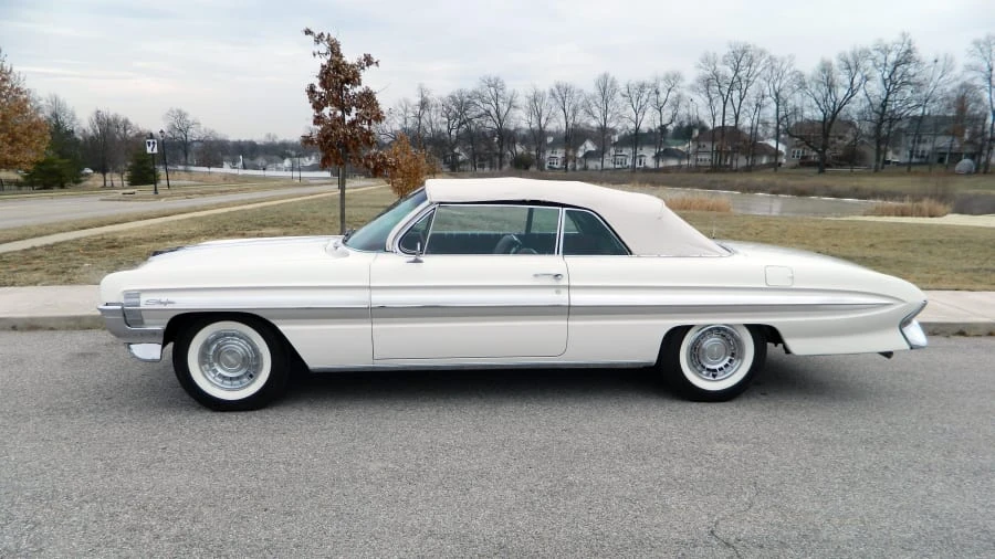 1961 Oldsmobile Starfire - Image 2 of 8
