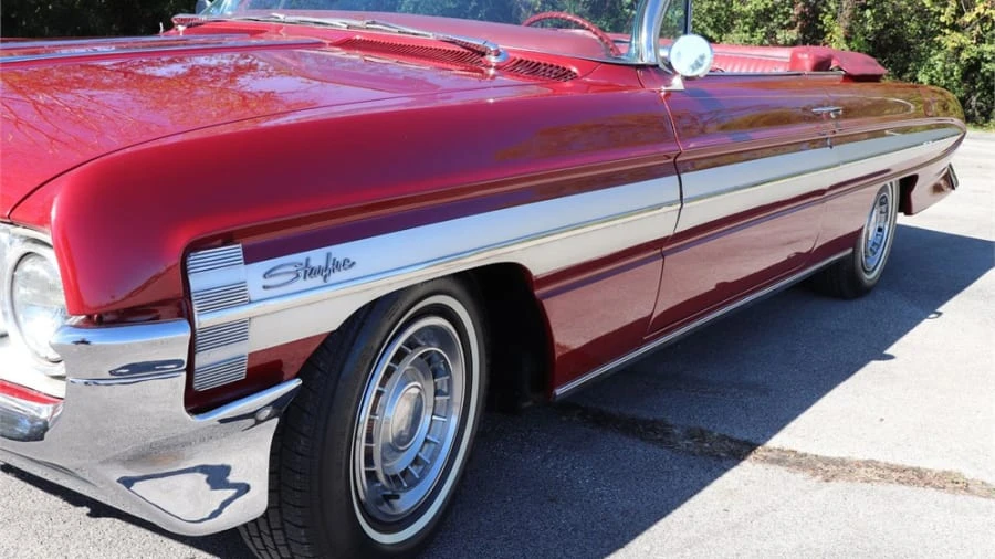 1961 Oldsmobile Starfire - Image 10 of 19