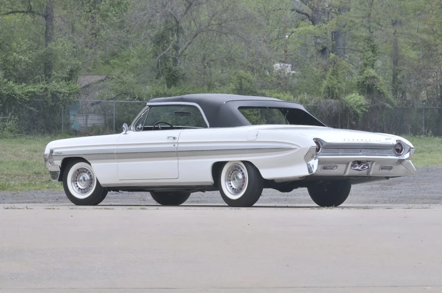1961 Oldsmobile Starfire - Image 2 of 11