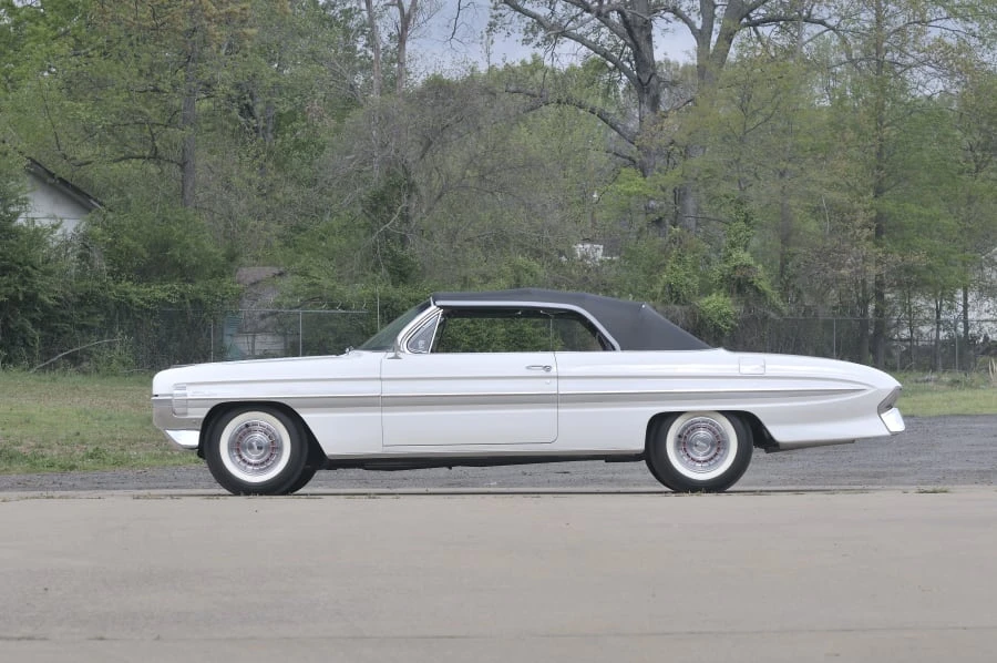 1961 Oldsmobile Starfire - Image 10 of 11