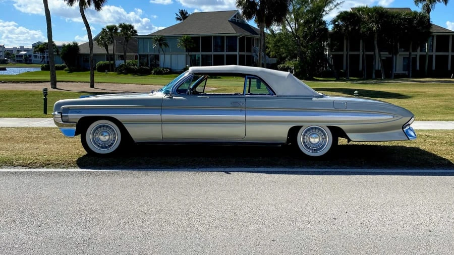 1961 Oldsmobile Starfire - Image 13 of 18