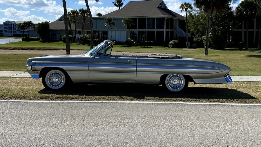 1961 Oldsmobile Starfire - Image 2 of 18