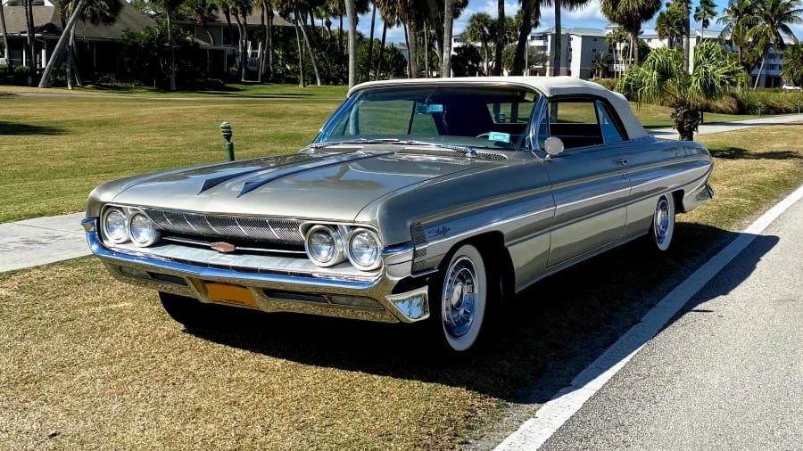 1961 Oldsmobile Starfire - Image 12 of 18
