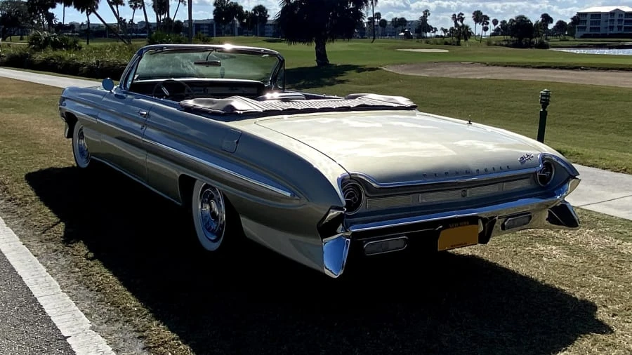 1961 Oldsmobile Starfire - Image 3 of 18