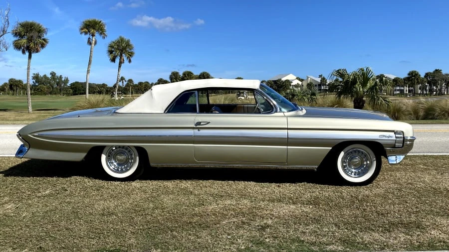 1961 Oldsmobile Starfire - Image 17 of 18