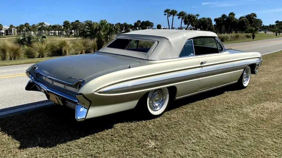 1961 Oldsmobile Starfire - Image 16 of 18