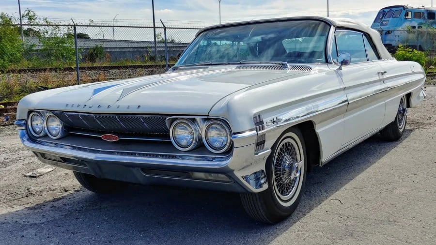 1961 Oldsmobile Starfire - Image 13 of 14