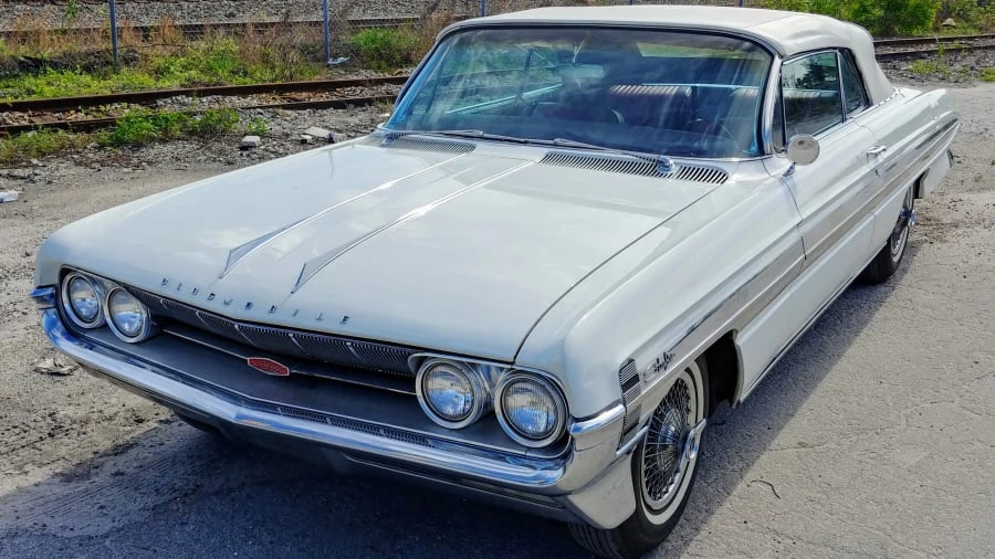 1961 Oldsmobile Starfire - Image 10 of 14