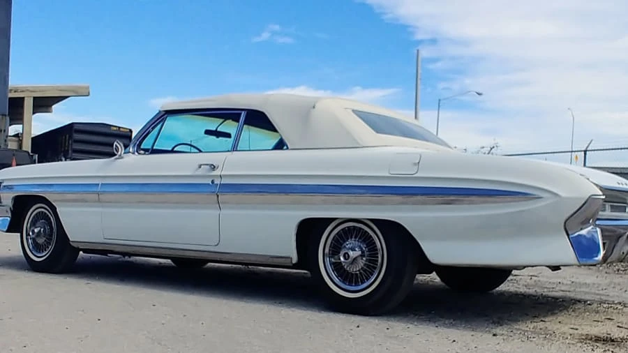 1961 Oldsmobile Starfire - Image 3 of 14