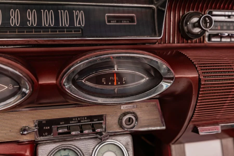 1961 Oldsmobile Starfire - Image 25 of 31