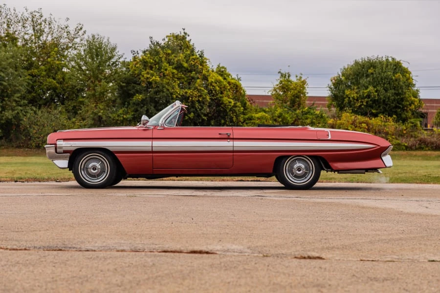 1961 Oldsmobile Starfire - Image 2 of 31