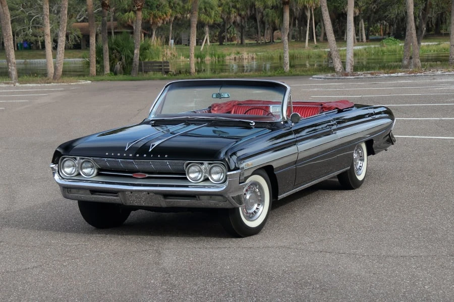 1961 Oldsmobile Starfire - Image 12 of 31