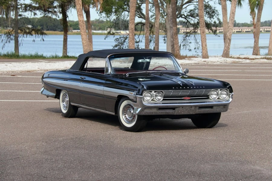 1961 Oldsmobile Starfire - Image 6 of 31