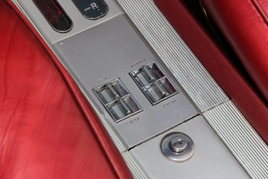 1961 Oldsmobile Starfire - Image 23 of 31